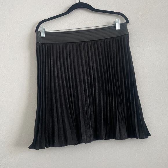 DKNY Jeans Pleated Skirt Women 14 Black Faux Leather Satin Knee Length Classic - Picture 2 of 7